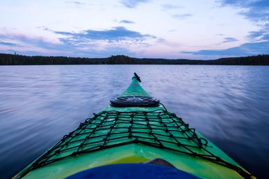 Kajakpaddling på lugnt vatten med utrustning från Nordic Discovery.