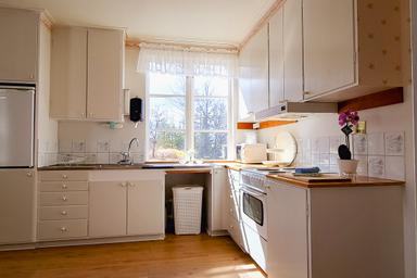 La cuisine dans l'appartement du canoéiste à River Lodge. La cuisine est traditionnelle avec des appareils modernes et une vue sur le lac.