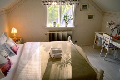 Una panoramica della stanza 'Rådjuret' nel cottage selvaggio.