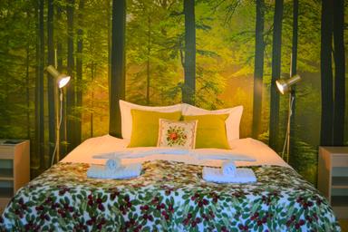 Das Bett im Zimmer 'Skogen' in der Wildnis-Hütte in Schweden.