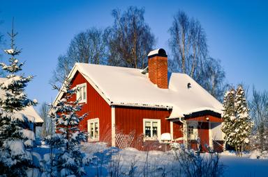 Vildmarksstugan under vintern, en traditionell svensk stuga.