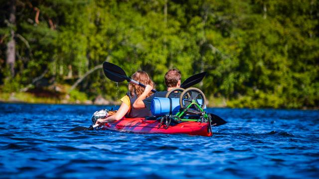 Dos personas en un tour de kayak de 4 días remando en un kayak doble.