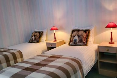 Betten im Bärenzimmer im Wilderness Lodge in Schweden.