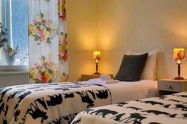 Frisch bezogene Betten im Bärenzimmer im Wilderness Lodge in Schweden.