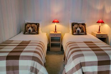Två av sängarna i Björnrummet på Wilderness Lodge i Sverige.