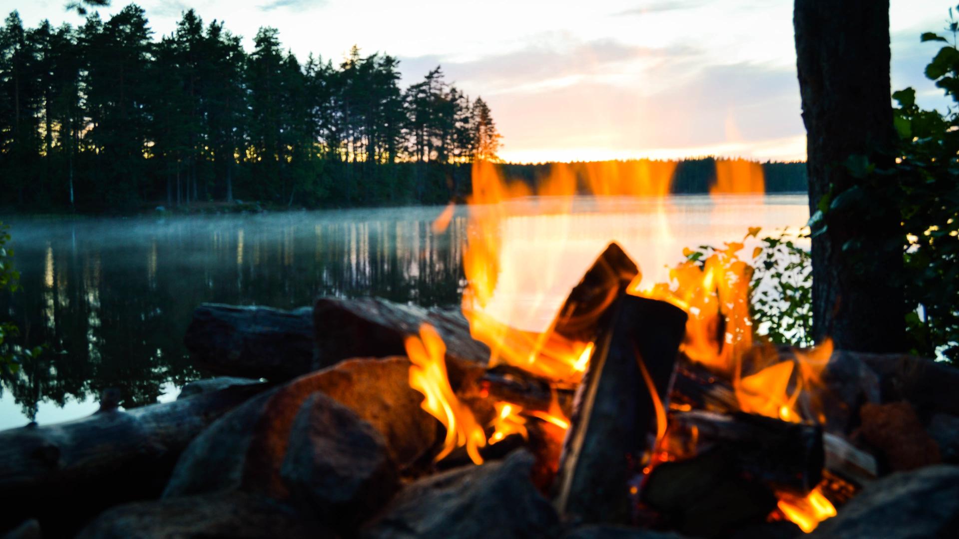 Un feu de camp dans la forêt lors d'un safari élan en Suède.