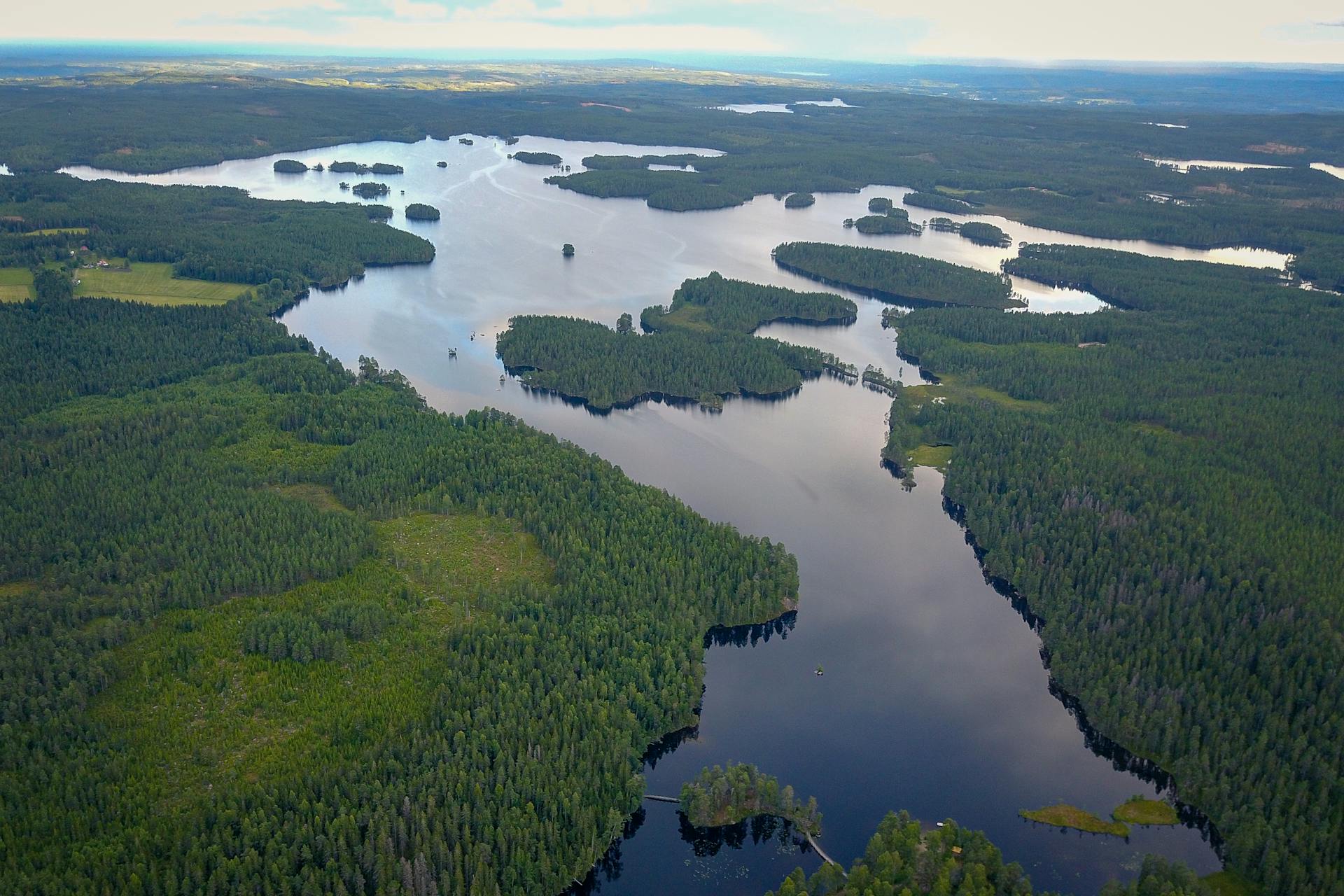 Flygbild över Klotensjön och dess öar och skärgård.