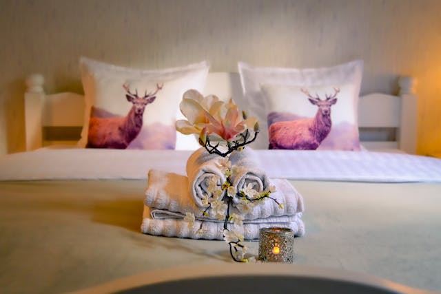Sängen är dekorerad i rummet 'Rådjuret' i vildmarksstugan.