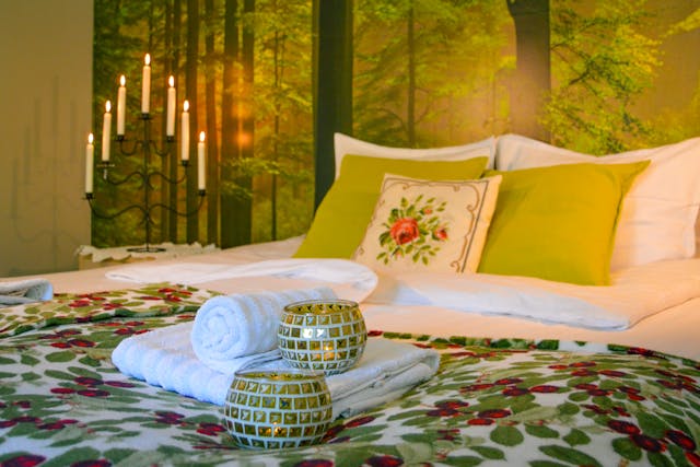 Dekorationer på sängen i rummet 'Skogen' i vildmarksstugan.
